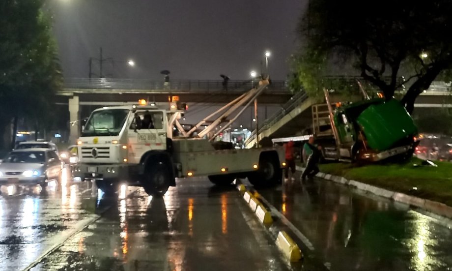 Tremendo trancón en la Autopista Norte por el choque de camión contra un árbol 1 Tremendo trancón en la Autopista Norte por el choque de camión contra un árbol Con las fuertes lluvias un la congestión vehicular, los accidentes continúan presentándose en la capital del país. En la mañana de este martes 7 de junio se ha generado un monumental trancón en la autopista norte.