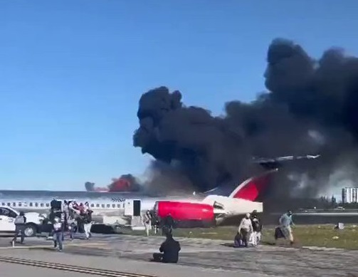 Avión con 126 personas a bordo se incendió en pleno aeropuerto Este martes, un avión procedente de República Dominicana&nbsp;se incendió al aterrizar en el Aeropuerto Internacional de Miami.