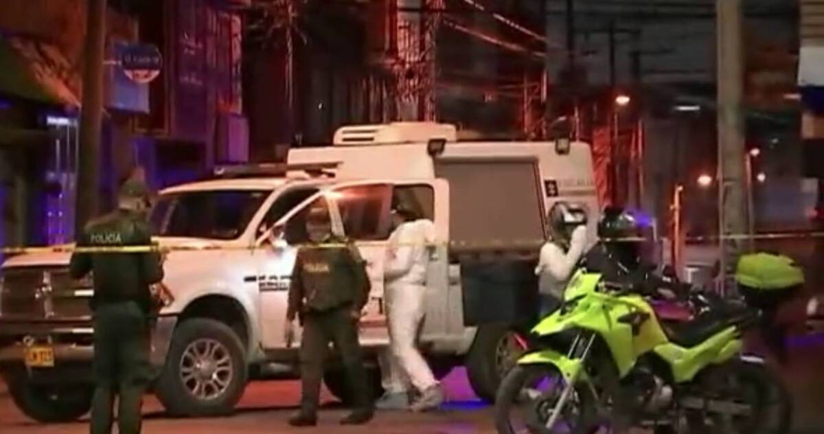 Un muerto dejó balacera entre pillos y Policías en Soacha En el municipio de Soacha, unos bandidos a bordo de una moto atracaron a mano armada a una pareja en un local de comidas rápidas, pero ante los gritos de ayuda, la policía reaccionó y comenzó una persecución.