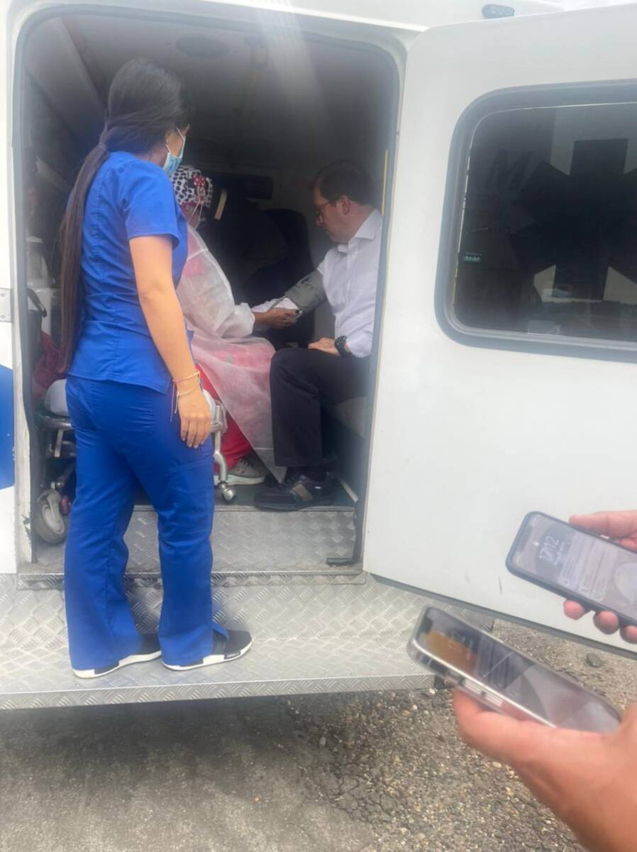 Aterrizó de emergencia avión en el que iba el fiscal Barbosa El avión en el que viajaba el fiscal General, Francisco Barbosa; la vicefiscal, Martha Mancera; y otros funcionarios de la entidad, tuvo que aterrizar de emergencia en la base aérea de Palanquero, luego de que el sistema de presurización sufriera averías.