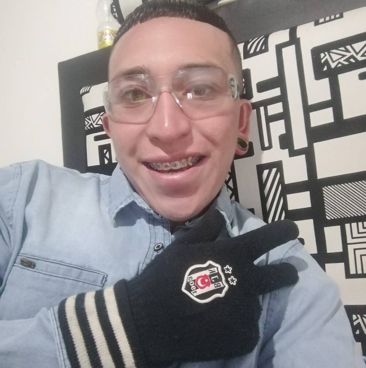 A cuchillo mataron al 'Mono' mientras sacaba la basura Las exequias de ‘El Mono’, como era conocido el barrista asesinado, fueron ayer en una funeraria de la localidad Kennedy, donde los amigos de este joven lo despidieron entre alaridos de dolor por el atroz asesinato del que fue víctima la mañana del pasado sábado.