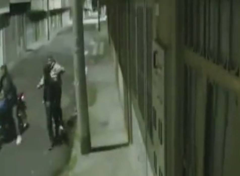 Brutal golpiza a hombre por robarlo en Engativá Un hombre de 31 años de edad quedó inconsciente en la localidad de Engativá, luego de ser sorprendido por dos pillos, quienes se movilizaban en una motocicleta y le propinaron una brutal golpiza en medio de un atraco.