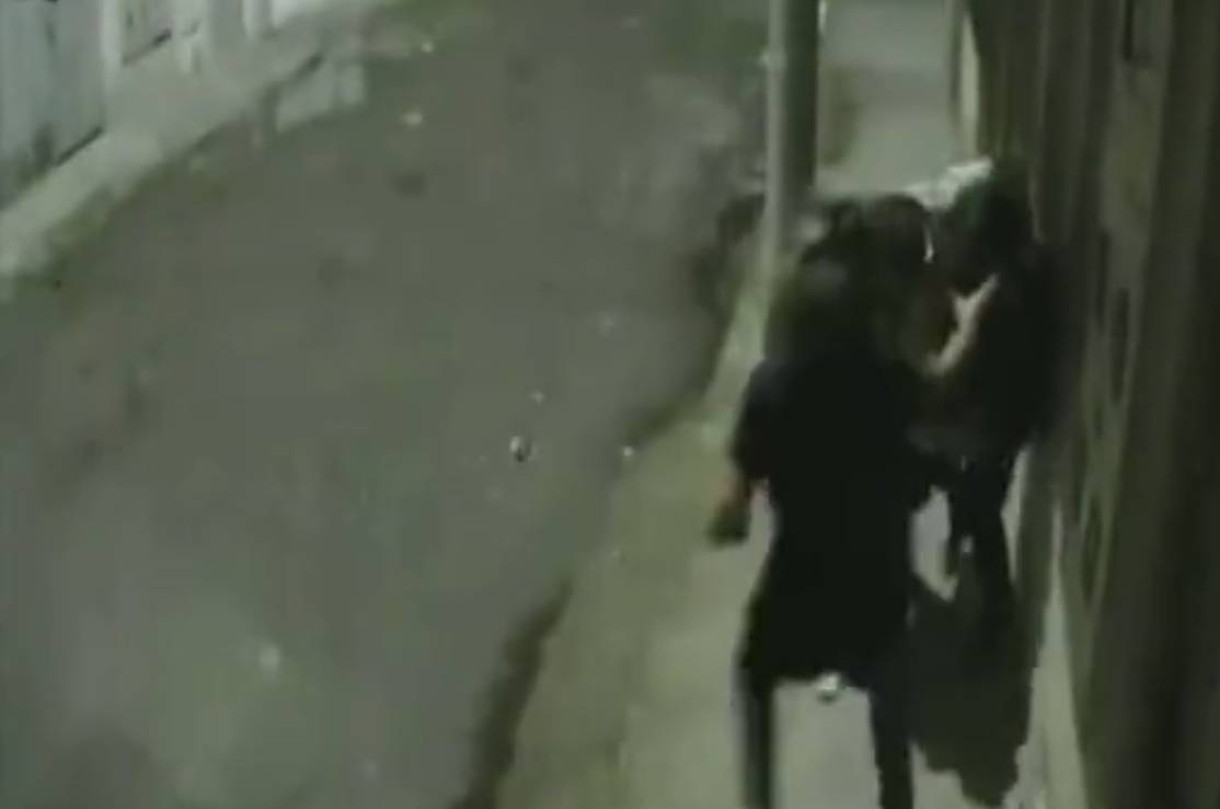 Brutal golpiza a hombre por robarlo en Engativá Un hombre de 31 años de edad quedó inconsciente en la localidad de Engativá, luego de ser sorprendido por dos pillos, quienes se movilizaban en una motocicleta y le propinaron una brutal golpiza en medio de un atraco.
