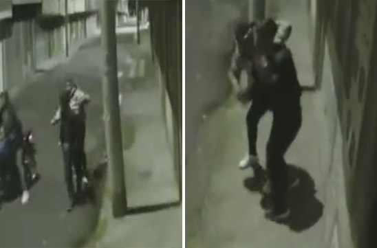 Brutal golpiza a hombre por robarlo en Engativá Un hombre de 31 años de edad quedó inconsciente en la localidad de Engativá, luego de ser sorprendido por dos pillos, quienes se movilizaban en una motocicleta y le propinaron una brutal golpiza en medio de un atraco.