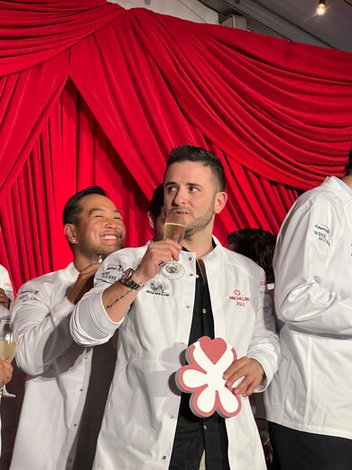 El chef colombiano que recibió una nueva estrella Michelin El restaurante del chef colombiano, Juanma Barrientos, ElCielo Miami, recibió su primera estrella Michelin, la segunda para el talento colombiano.