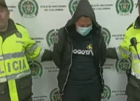 ¡Insólito! Paramédico fue capturado por robarse las pertenencias de un paciente 1 ¡Insólito! Paramédico fue capturado por robarse las pertenencias de un paciente Un paramédico fue capturado luego de que le robara sus pertenencias a un paciente que requería atención médica en la localidad de Antonio Nariño.