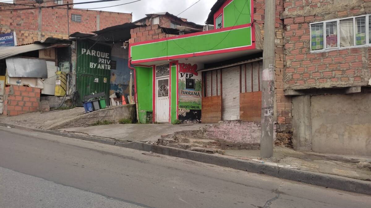 Misterioso crimen dentro de un bar de Ciudad Bolívar 1 Misterioso crimen dentro de un bar de Ciudad Bolívar Adentro, además del dueño que seguía en silencio y no quería decir qué pasó minutos antes, había otros tres trabajadores, presuntos responsables de limpiar la escena del crimen. Supuestamente el bar debía prevenir el ingreso de armas de fuego, pero eso no sucedió y, al parecer, en medio de una riña voraz, balearon a estos dos jóvenes.