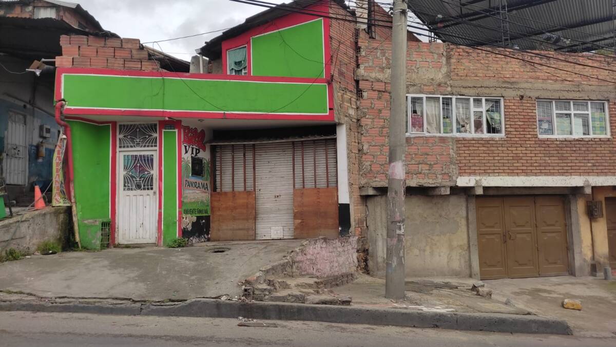Misterioso crimen dentro de un bar de Ciudad Bolívar Adentro, además del dueño que seguía en silencio y no quería decir qué pasó minutos antes, había otros tres trabajadores, presuntos responsables de limpiar la escena del crimen. Supuestamente el bar debía prevenir el ingreso de armas de fuego, pero eso no sucedió y, al parecer, en medio de una riña voraz, balearon a estos dos jóvenes.