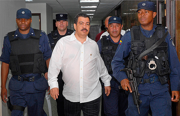 Abren investigación contra alias 'Don Berna' por abuso sexual a una joven 1 Abren investigación contra alias 'Don Berna' por abuso sexual a una joven Por su calidad de cabecilla de las Autodefensas Unidas de Colombia (AUC), la Fiscalía abrió investigación contra el exjefe paramilitar Diego Fernando Murillo alias ‘Don Berna’ como presunto responsable de la tortura y abuso sexual contra una joven, a quien le marcaron en el cuerpo las iniciales de este grupo paramilitar.