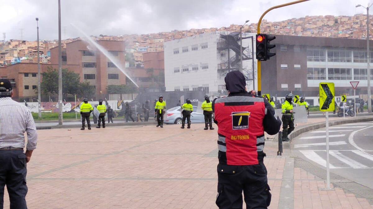 En estado crítico permanece universitario lesionado durante enfrentamientos con el Esmad 1 En estado crítico permanece universitario lesionado durante enfrentamientos con el Esmad La Secretaría de Salud de Bogotá confirmó que dos estudiantes lesionados tras el enfrentamiento con el Esmad en la tarde del miércoles, en inmediaciones de la Universidad Distrital, permanecen hospitalizados y uno de ellos con mayor gravedad.