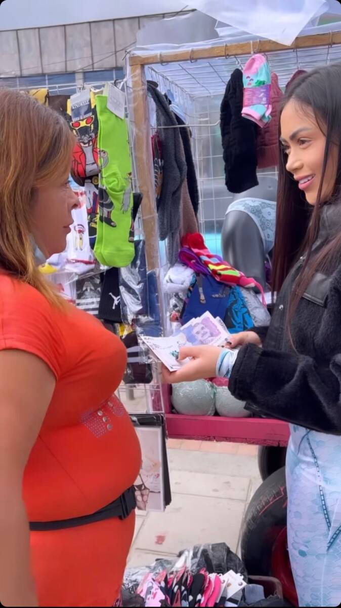 Epa Colombia 'chicanea' su billete regalándole plata a sus seguidores 2 Epa Colombia 'chicanea' su billete regalándole plata a sus seguidores Una vez más la empresaria de keratinas, Epa Colombia, vuelve a las calles de Bogotá para darle plata a sus seguidores.