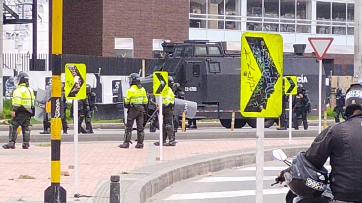En estado crítico permanece universitario lesionado durante enfrentamientos con el Esmad 2 En estado crítico permanece universitario lesionado durante enfrentamientos con el Esmad La Secretaría de Salud de Bogotá confirmó que dos estudiantes lesionados tras el enfrentamiento con el Esmad en la tarde del miércoles, en inmediaciones de la Universidad Distrital, permanecen hospitalizados y uno de ellos con mayor gravedad.