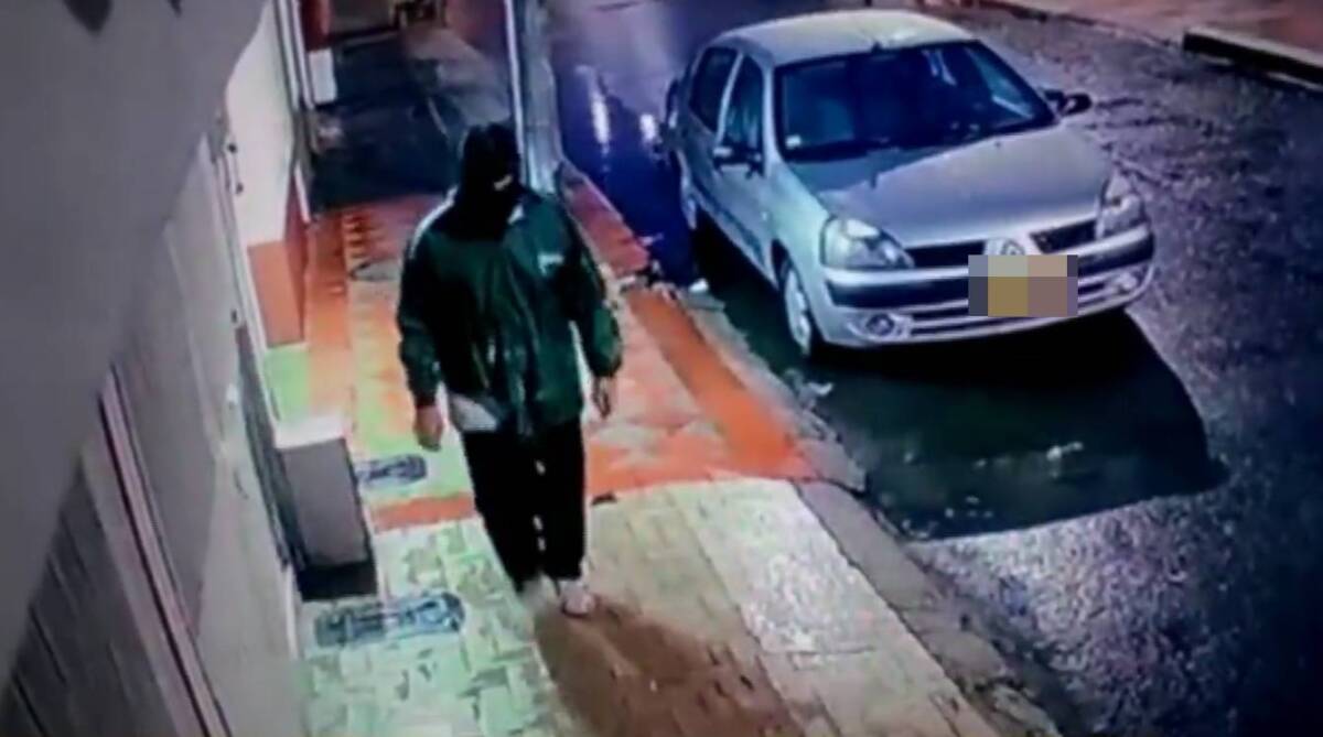 ¡Insólito! Hombre deja comida envenenada en las casas donde hay mascotas cuidando En varios barrios del occidente de Bogotá, un sujeto ha estado dejando comida envenenada en las puertas de las casas donde hay perros, con el fin de matar a las mascotas y que no puedan reaccionar en caso de un hurto.