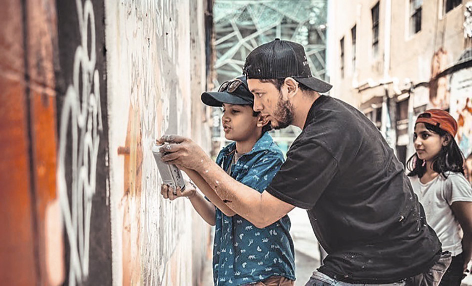 El colombiano que llena de arte las calles de Australia Carlos nació un día como hoy, hace 27 años. De hecho, cuando Q’HUBO habló con él ya estaba cumpliendo años, por las 15 horas de adelanto que nos lleva la ciudad de Melbourne, Australia, donde reside hace casi 6 años. Este joven es colombiano, pero se podría decir que es un ciudadano del mundo, porque desde pequeño ha viajado por todos lados.&nbsp;