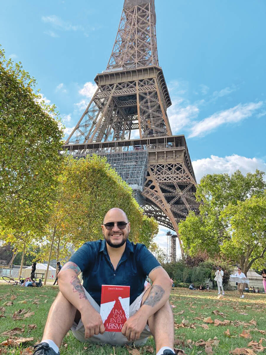 Jorge, el colombiano que triunfa con sus libros en París Siendo las 6:00 de la tarde en París y las 11:00 de la mañana en Colombia, Jorge Salgar Restrepo, nos contó con emoción que a sus 13 años escribió su primer cuento.&nbsp;