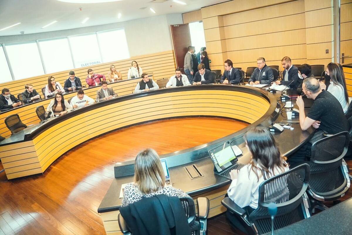 Instalaron 20 Puestos de Mando Unificado en Bogotá para jornada electoral Para la jornada electoral que se realizará este domingo, la Secretaría de Gobierno instaló 20 Puestos de Mando Unificado, que estarán dispuestos en cada localidad y que desde hoy tienen la responsabilidad de hacer seguimiento, reportar y atender cualquier irregularidad previa o durante la jornada donde la ciudadanía acudirá a las urnas para elegir al próximo presidente.