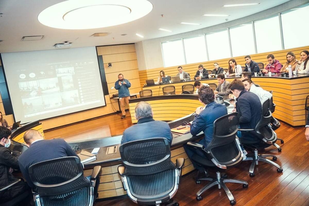 Instalaron 20 Puestos de Mando Unificado en Bogotá para jornada electoral Para la jornada electoral que se realizará este domingo, la Secretaría de Gobierno instaló 20 Puestos de Mando Unificado, que estarán dispuestos en cada localidad y que desde hoy tienen la responsabilidad de hacer seguimiento, reportar y atender cualquier irregularidad previa o durante la jornada donde la ciudadanía acudirá a las urnas para elegir al próximo presidente.
