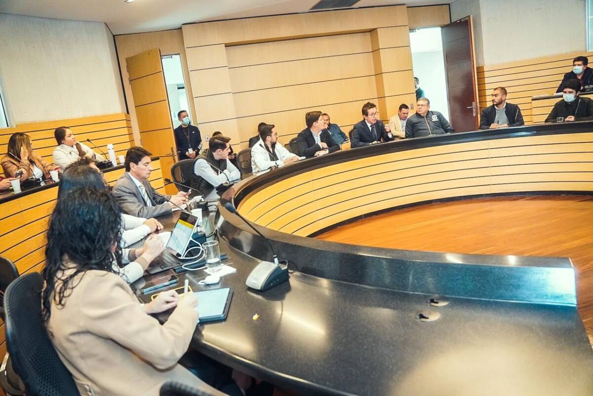 Instalaron 20 Puestos de Mando Unificado en Bogotá para jornada electoral Para la jornada electoral que se realizará este domingo, la Secretaría de Gobierno instaló 20 Puestos de Mando Unificado, que estarán dispuestos en cada localidad y que desde hoy tienen la responsabilidad de hacer seguimiento, reportar y atender cualquier irregularidad previa o durante la jornada donde la ciudadanía acudirá a las urnas para elegir al próximo presidente.