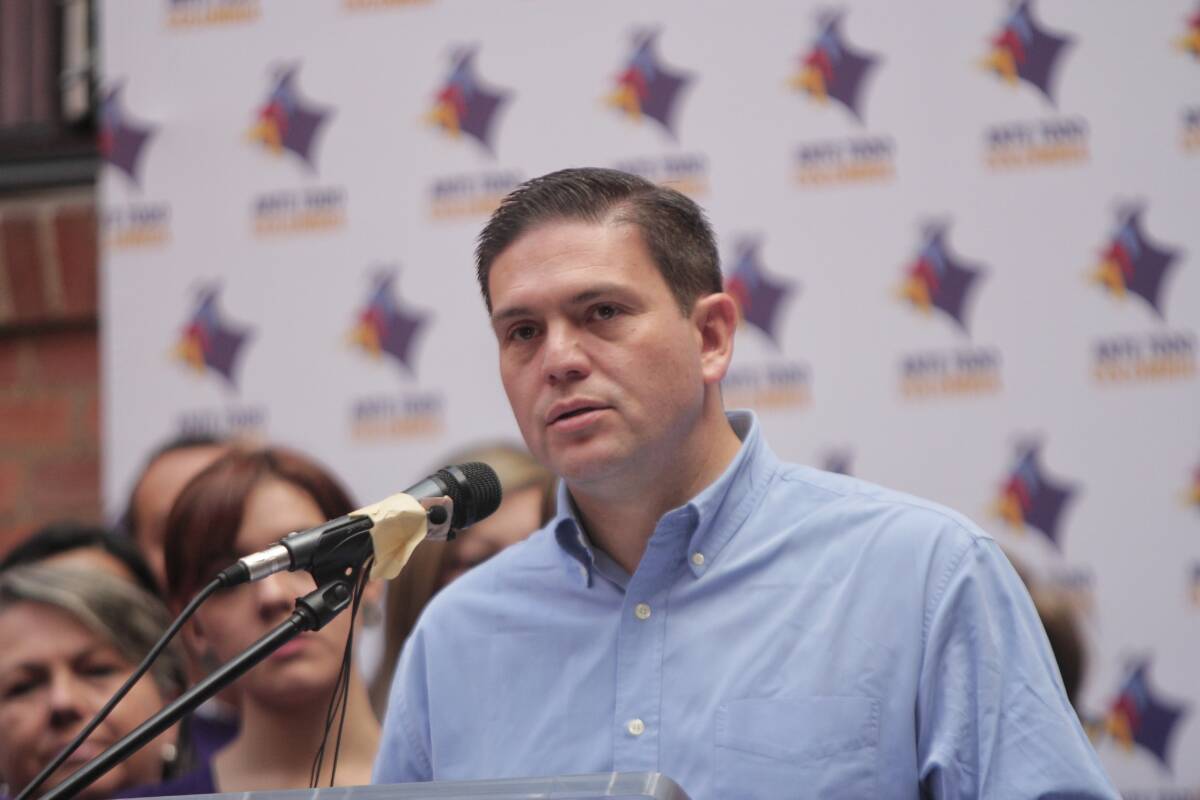 Juan Carlos Pinzón renunció a la embajada en los Estados Unidos El embajador de Colombia en Estados Unidos, Juan Carlos Pinzón, presentó en la noche de este domingo su carta de renuncia al presidente de la República, Iván Duque. Continuará en el cargo hasta el próximo 6 de agosto.