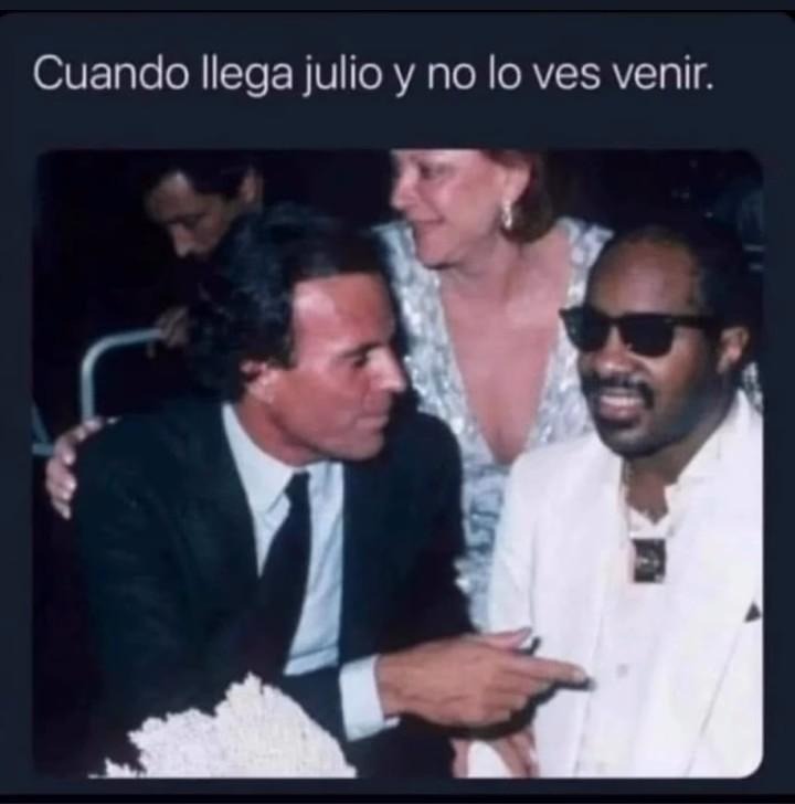 Los memes infaltables de Julio Al acercarse el mes de julio, las redes sociales estallaron con los memes que le hacen al cantante español Julio Iglesias, debido a que su nombre coincide con el séptimo mes del año.