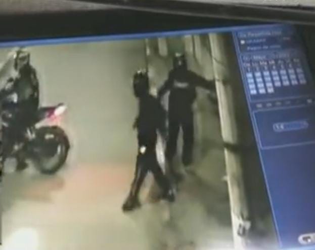 Motoladrones asaltaron a un joven frente a su casa En las cámaras de seguridad quedó registrado el momento en que cuatro bandidos atracan a un joven enfrente de la puerta de su casa en la localidad de Kennedy, en el barrio Palenque.