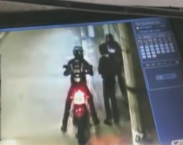 Motoladrones asaltaron a un joven frente a su casa En las cámaras de seguridad quedó registrado el momento en que cuatro bandidos atracan a un joven enfrente de la puerta de su casa en la localidad de Kennedy, en el barrio Palenque.