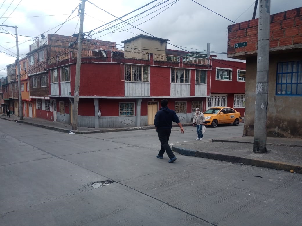 Mujer habría sido asesinada por su expareja en San Cristóbal A escasos metros de su vivienda, ubicada en un estrecho callejón del barrio Camino Viejo, en San Cristóbal Sur, una mujer fue salvajemente agredida por el que, al parecer, era su expareja sentimental. El hombre le propinó, al menos, tres puñaladas que dejaron a la mujer en estado crítico y tras ser trasladada de urgencia a un centro hospitalario, lamentablemente falleció. El atacante huyó del lugar.