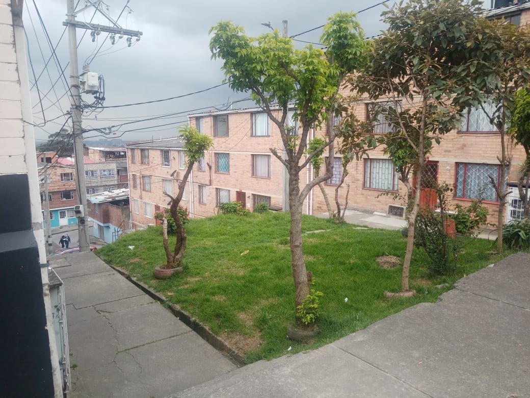 Mujer habría sido asesinada por su expareja en San Cristóbal A escasos metros de su vivienda, ubicada en un estrecho callejón del barrio Camino Viejo, en San Cristóbal Sur, una mujer fue salvajemente agredida por el que, al parecer, era su expareja sentimental. El hombre le propinó, al menos, tres puñaladas que dejaron a la mujer en estado crítico y tras ser trasladada de urgencia a un centro hospitalario, lamentablemente falleció. El atacante huyó del lugar.