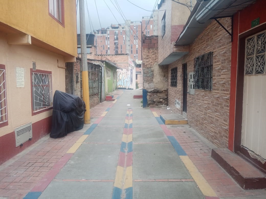 Mujer habría sido asesinada por su expareja en San Cristóbal A escasos metros de su vivienda, ubicada en un estrecho callejón del barrio Camino Viejo, en San Cristóbal Sur, una mujer fue salvajemente agredida por el que, al parecer, era su expareja sentimental. El hombre le propinó, al menos, tres puñaladas que dejaron a la mujer en estado crítico y tras ser trasladada de urgencia a un centro hospitalario, lamentablemente falleció. El atacante huyó del lugar.