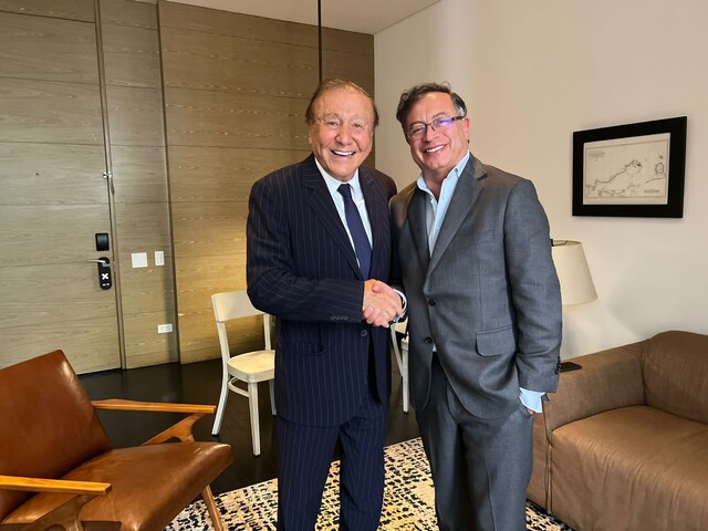 Petro y Rodolfo se reunieron y aseguran que empezó el cambio 1 Petro y Rodolfo se reunieron y aseguran que empezó el cambio El presidente electo, Gustavo Petro, y su contrincante electoral en la segunda vuelta, Rodolfo Hernández, se reunieron en la tarde de este martes en la ciudad de Bogotá.