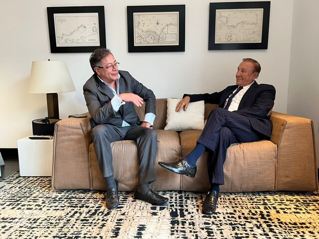 Petro y Rodolfo se reunieron y aseguran que empezó el cambio 10 Petro y Rodolfo se reunieron y aseguran que empezó el cambio El presidente electo, Gustavo Petro, y su contrincante electoral en la segunda vuelta, Rodolfo Hernández, se reunieron en la tarde de este martes en la ciudad de Bogotá.