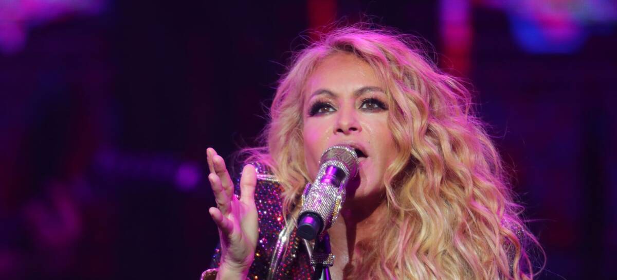 Paulina Rubio acusó a guardia de seguridad de tocarla en pleno concierto La cantante Paulina Rubio, más conocida en la música como 'La chica dorada', vivió un incómodo momento en medio de un concierto cuando, al aparecer, un guardia de seguridad del evento la manoseó.