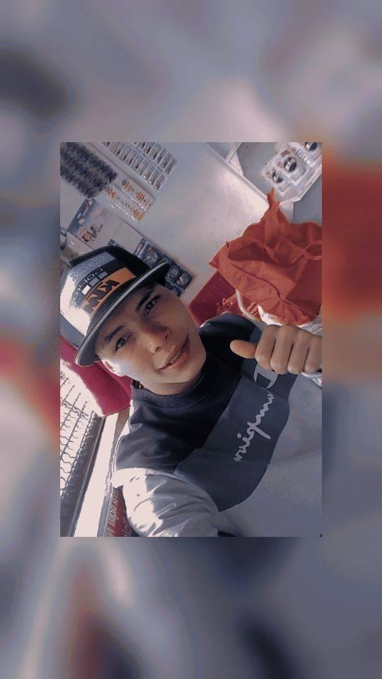 Balean a Óscar en un local de comidas rápidas de Rafael Uribe 2 Balean a Óscar en un local de comidas rápidas de Rafael Uribe Pasadas las dos de la tarde del martes, en un local de comidas rápidas, se presentó un nuevo hecho de sicariato. Un joven fue asesinado al interior del local comercial por desconocidos que se movilizaban en moto. El joven alcanzó a ser auxiliado por testigos y vecinos del sector que atestiguaron los eternos minutos de agonía de la víctima mientras llegaban los servicios de emergencia.