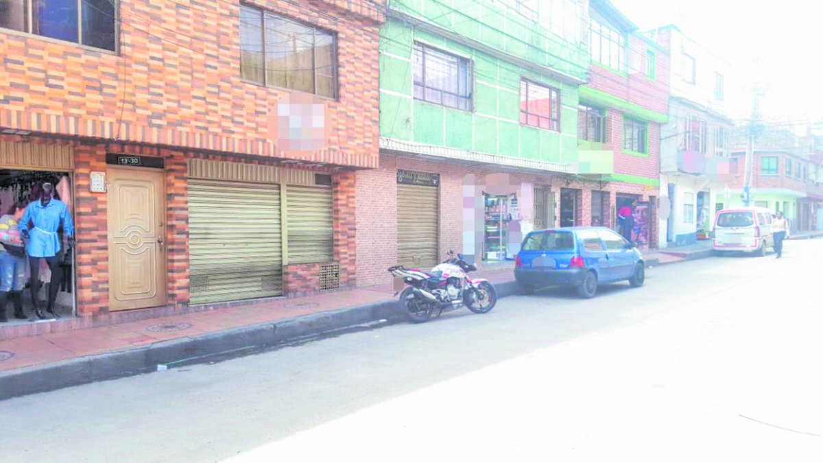 Balean a Óscar en un local de comidas rápidas de Rafael Uribe 1 Balean a Óscar en un local de comidas rápidas de Rafael Uribe Pasadas las dos de la tarde del martes, en un local de comidas rápidas, se presentó un nuevo hecho de sicariato. Un joven fue asesinado al interior del local comercial por desconocidos que se movilizaban en moto. El joven alcanzó a ser auxiliado por testigos y vecinos del sector que atestiguaron los eternos minutos de agonía de la víctima mientras llegaban los servicios de emergencia.