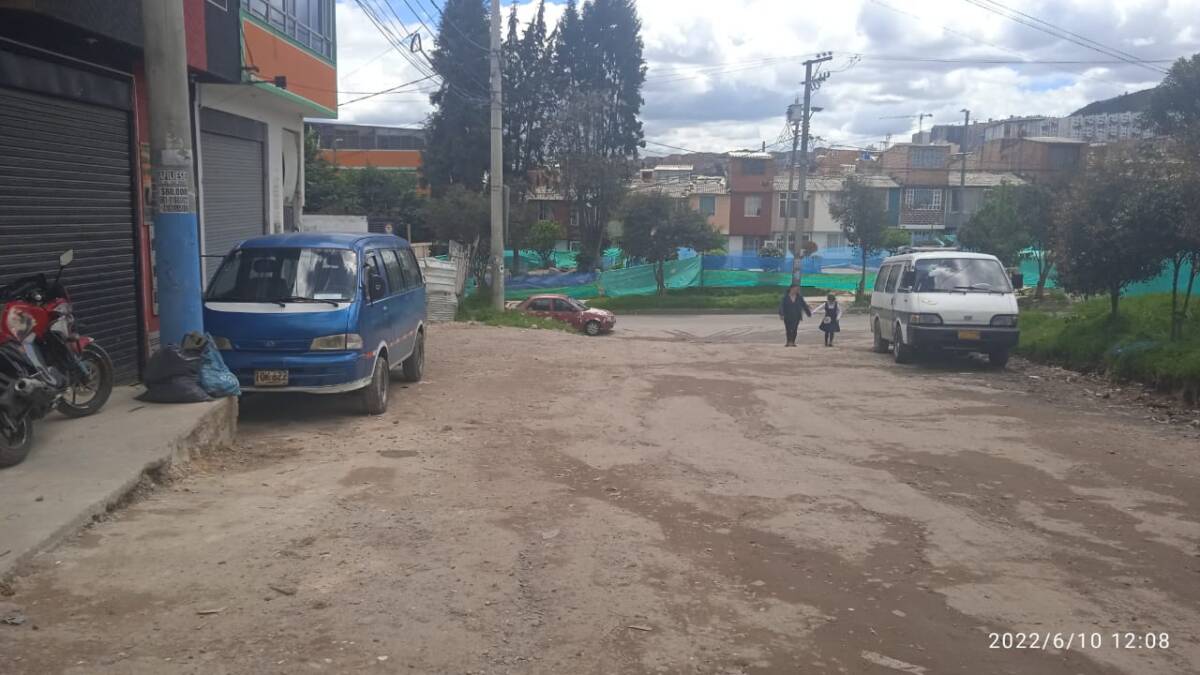Un muerto y un herido en noche agreste en Rafael Uribe Cinco minutos, ese fue el tiempo que pasó entre un brutal homicidio a bala y otro agreste ataque a ‘plomo’ que sembró el terror en el barrio Marruecos y Molinos, la noche de este jueves en las destapadas calles de Rafael Uribe. El saldo final fue un hombre de 45 años herido, un joven de apenas 20 años asesinado y otro sujeto capturado por pegarle un tiro en la espalda al señor que logró sobrevivir.