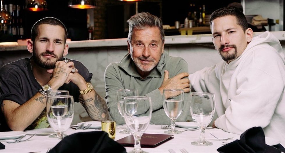 Ricardo Montaner se emberracó con sus hijos Mau y Ricky En medio de las grabaciones de La Voz Argentina, el famoso cantante Ricardo Montaner no aguanto más y se enojó con sus dos hijos y hasta dio a entender que los desheredaría.