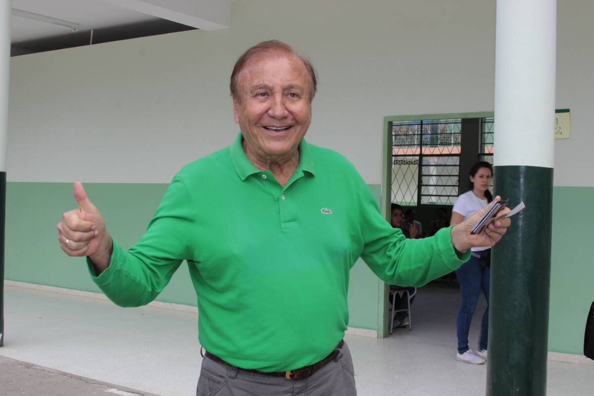 Rodolfo Hernández aún no define si acepta su curul en el Senado 1 Rodolfo Hernández aún no define si acepta su curul en el Senado El excandidato de la Liga de Gobernantes Anticorrupción, Rodolfo Hernández, informó desde un video que, hasta el momento, no ha definido si aceptará o no la curul en el Senado de la República que le corresponde legalmente por ser el segundo candidato presidencial.