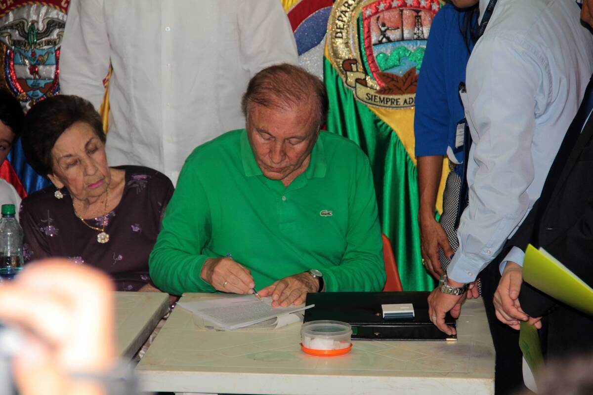 Es oficial: Rodolfo Hernández le dijo chao al Congreso El ingeniero Rodolfo Hernández presentó oficialmente este martes 11 de octubre su renuncia al Senado. Ya había mencionado que ocupar el cargo como senador, era como tener a Messi de portero.