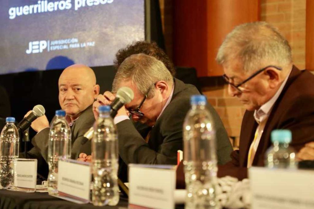 Rodrigo Londoño reconoció responsabilidad de las Farc en los secuestros "Quisiera que me tragara la tierra", dijo Londoño, alias Timochenko, al hablar de los abominables secuestros como el de los 12 diputados del Valle.