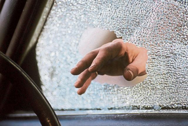 'Rompevidrios' atracaron a una mujer en la localidad de Santa Fe La inseguridad en Bogotá continua, esta vez una mujer fue atracada por unos pillos con la modalidad de 'rompevidrios' en la localidad de Santa Fe.