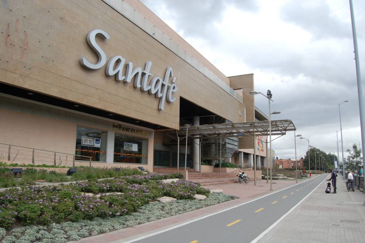 Autoridades investigan la muerte de un joven en el centro comercial Santafé 1 Autoridades investigan la muerte de un joven en el centro comercial Santafé En el centro comercial Santa Fe, en el norte de Bogotá, se presentó la extraña muerte de un joven de 25 años, quien murió luego de caer del tercer piso.