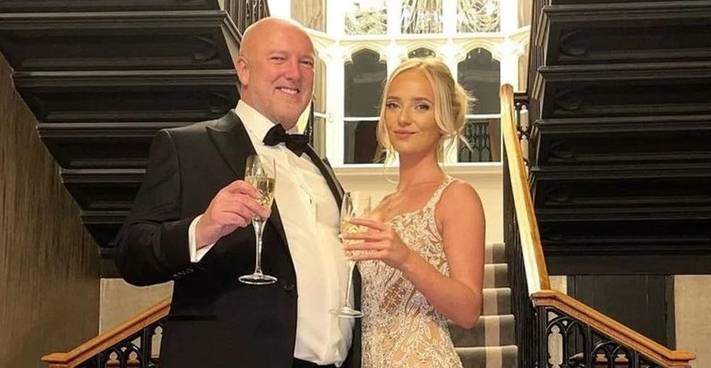 Se enamoró de millonario en Tinder Allana Luke es una británica de 23 años que conoció en la aplicación Tinder a Jeff Winn, un millonario de 56 años y dueño de un buffet de abogados.
