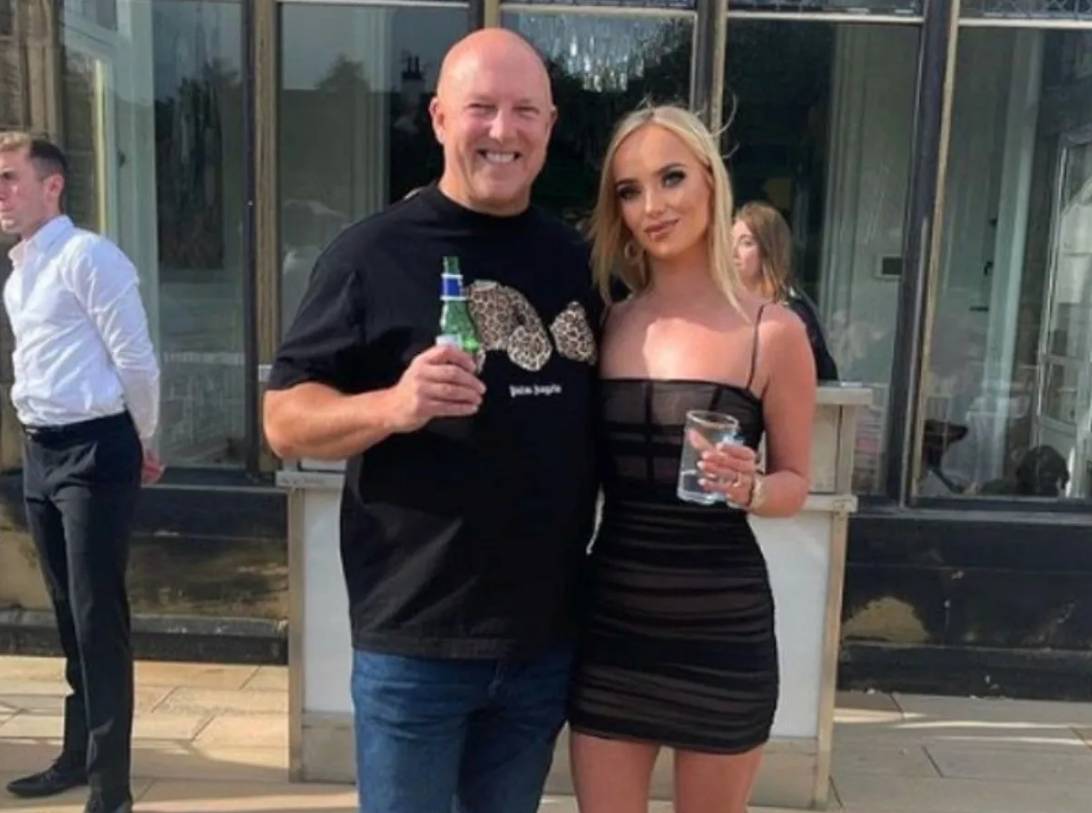 Se enamoró de millonario en Tinder Allana Luke es una británica de 23 años que conoció en la aplicación Tinder a Jeff Winn, un millonario de 56 años y dueño de un buffet de abogados.