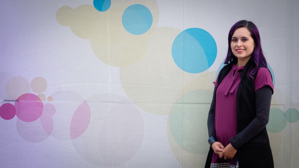 La ‘profe Moradita’, la mejor de Iberoamérica Sindey Carolina Bernal camina por los pasillos. Todos los estudiantes del colegio Enrique Olaya Herrera, en Bogotá, la saludan con cariño: “hola profe moradita”, un apodo alusivo a su cabello y su pinta morada. Q’HUBO habló ayer con Carolina, quien es motivo de orgullo para el país, pues recibió el reconocimiento de la Fundación Fidal como la mejor docente de Iberoamérica, esto por su semillero de investigación ‘Inclutec’: estudiantes creando recursos tecnológicos para la inclusión.