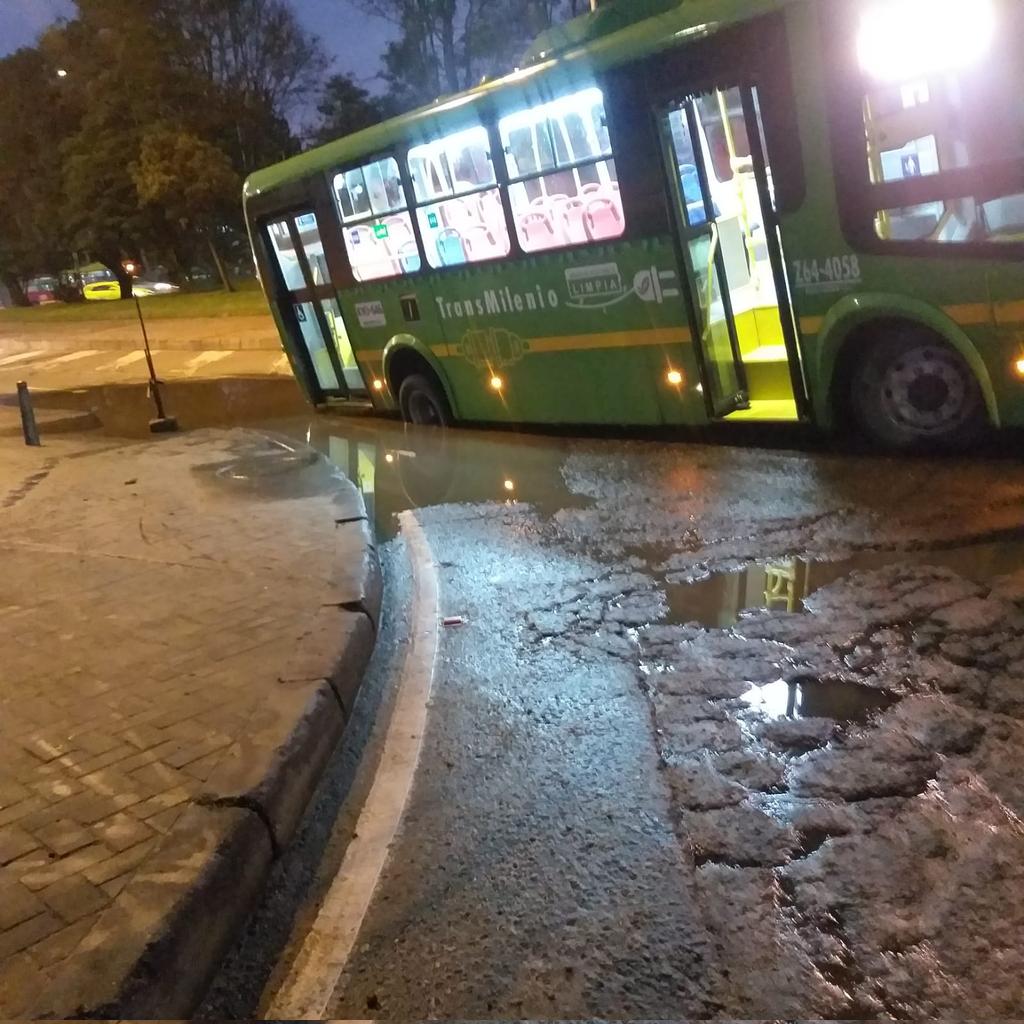 Trancón en la calle 26: Sitp se quedó atorado en tremendo hueco 1 Trancón en la calle 26: Sitp se quedó atorado en tremendo hueco Un conductor de un bus Sitp quedó enterrado en tremendo hueco en la calle 26 con transversal 91, justo en el ingreso del barrio Álamos, generando trancón en esta zona de la capital.