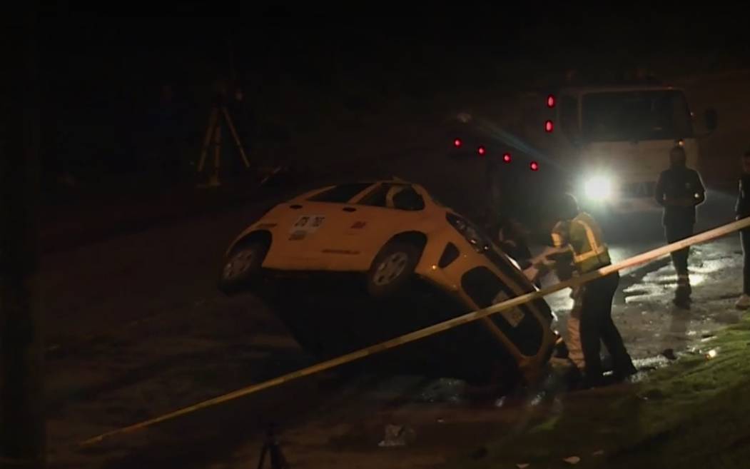 Taxista falleció luego de volcarse en el sector de La Conejera Un aparatoso accidente de tránsito se presentó en la vía Cota-Suba, en el sector de La Conejera, a la altura de la Calle 170 con la Carrera 90, donde un taxi se volcó, al parecer, por ir con exceso de velocidad.