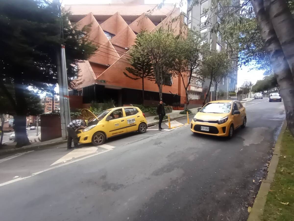 Trío sexual termina en tragedia en hotel de Chapinero Un ajetreo de horror se comenzó a escuchar en una de las habitaciones de un pequeño, pero exclusivo hotel de Chapinero, sobre las 9 de la noche de este martes. Se escuchaban los gritos crecientes de una mujer, la agitación de un hombre y los objetos que se movían detrás de la puerta de madera que encerraba una de las particulares habitaciones.