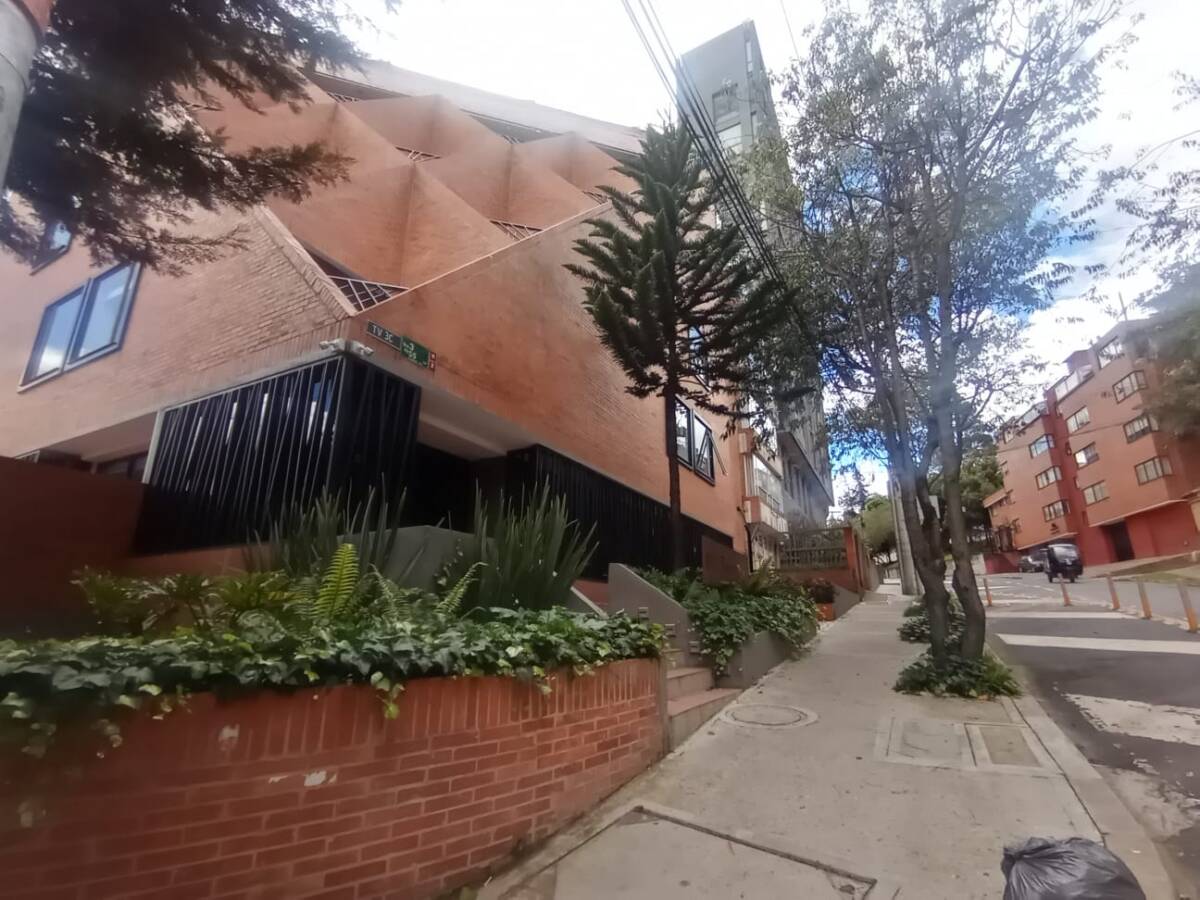 Trío sexual termina en tragedia en hotel de Chapinero Un ajetreo de horror se comenzó a escuchar en una de las habitaciones de un pequeño, pero exclusivo hotel de Chapinero, sobre las 9 de la noche de este martes. Se escuchaban los gritos crecientes de una mujer, la agitación de un hombre y los objetos que se movían detrás de la puerta de madera que encerraba una de las particulares habitaciones.