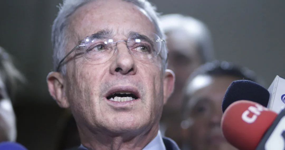 Álvaro Uribe aceptó reunirse con el presidente electo Gustavo Petro Álvaro Uribe Vélez, expresidente y uno de los políticos más influyente de todo el país en las últimas dos décadas de Colombia, aceptó la invitación del nuevo presidente electo, Gustavo Petro, para dialogar y pasar la página de la polarización.