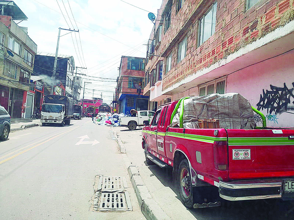A bala matan a Alexánder dentro de una vivienda en Kennedy 1 A bala matan a Alexánder dentro de una vivienda en Kennedy El sonido de las detonaciones de un arma de fuego alertaron a los vecinos del barrio Villa Nelly (Kennedy), en horas de la tarde del lunes festivo. Un venezolano, de aproximadamente 33 años, fue asesinado dentro de una vivienda.